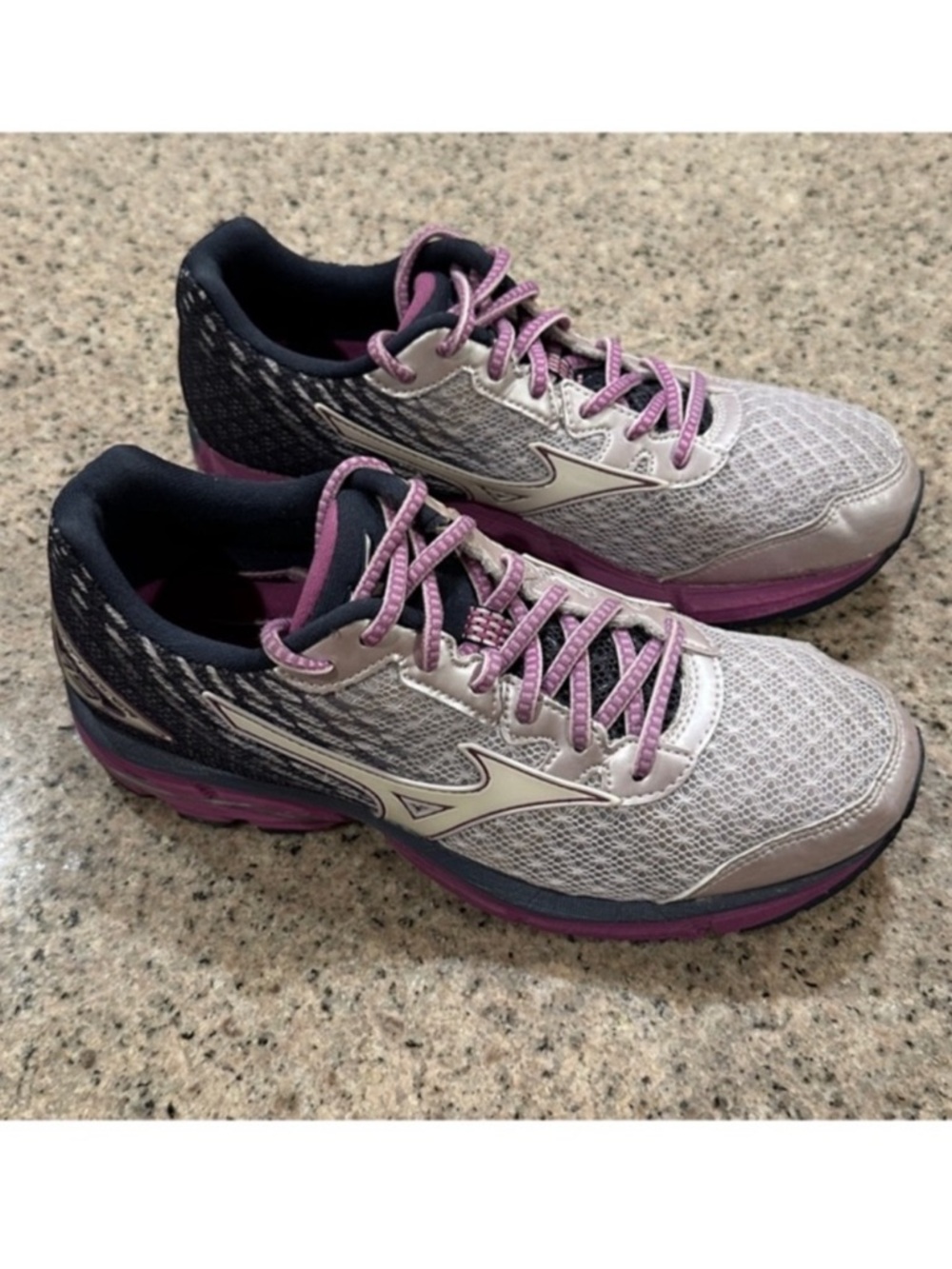 Mizuno Wave Rider 19 Running Sneakers (women)